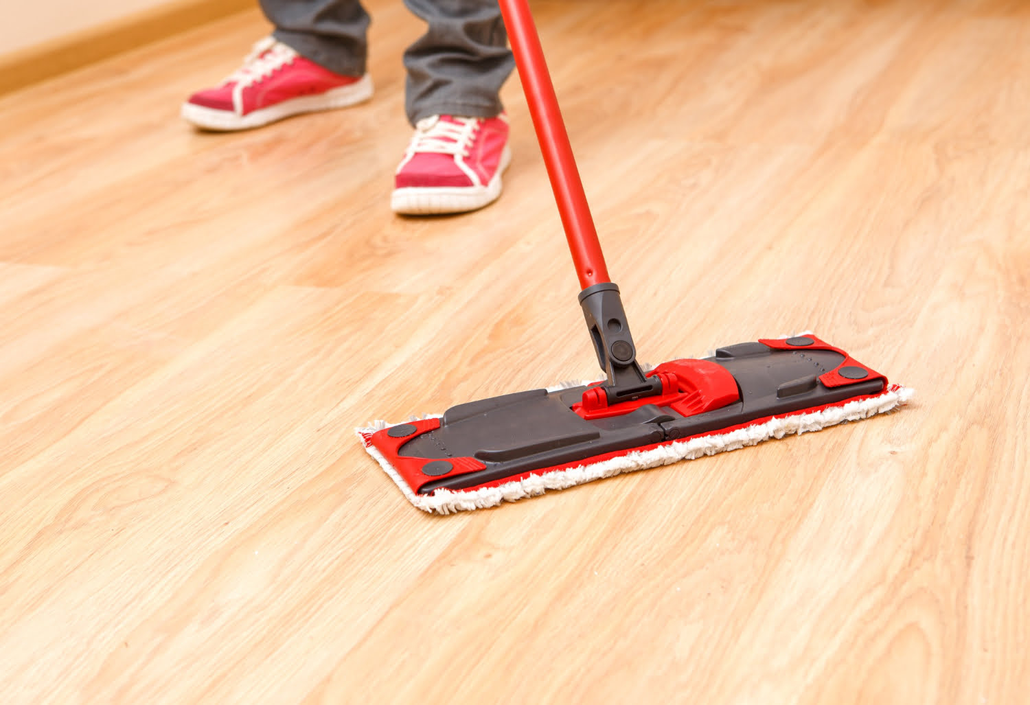 Cleaning floating wooden floors